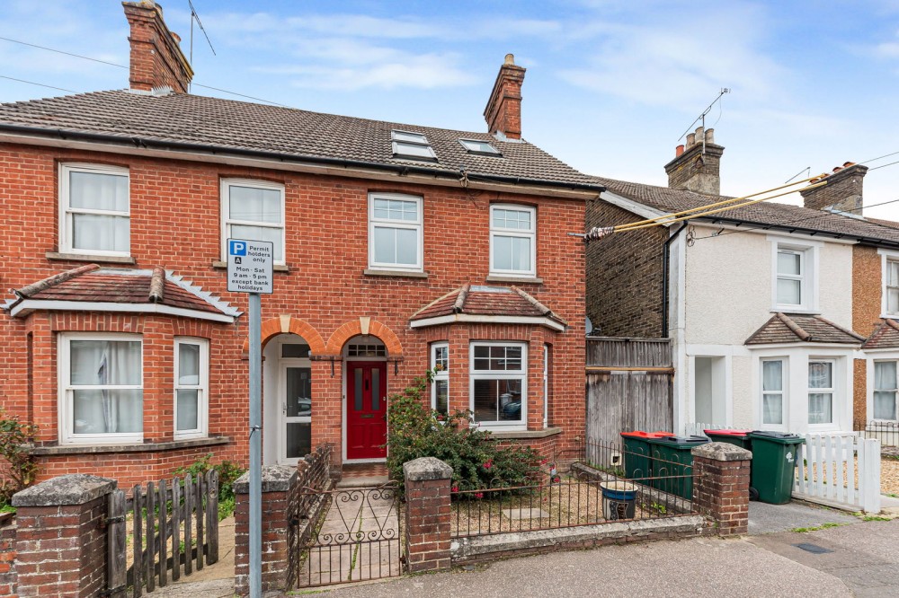 View Full Details for Victoria Road, Crawley, RH11 7AU